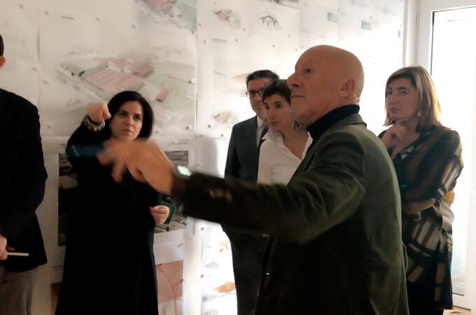Norman Foster analiza el proyecto con Carmen y Lourdes Martínez Zabala