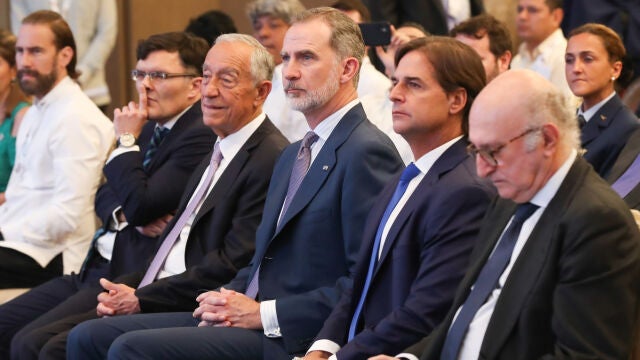 Felipe VI, junto al presidente de Portugal, Marcelo Rebelo de Sousa (der.) y el presidente de Uruguay, Luis Lacalle Pou (izq.), en la Cumbre Iberoamericana de Santo Domingo