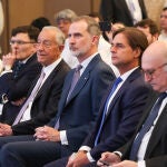 Felipe VI, junto al presidente de Portugal, Marcelo Rebelo de Sousa (der.) y el presidente de Uruguay, Luis Lacalle Pou (izq.), en la Cumbre Iberoamericana de Santo Domingo