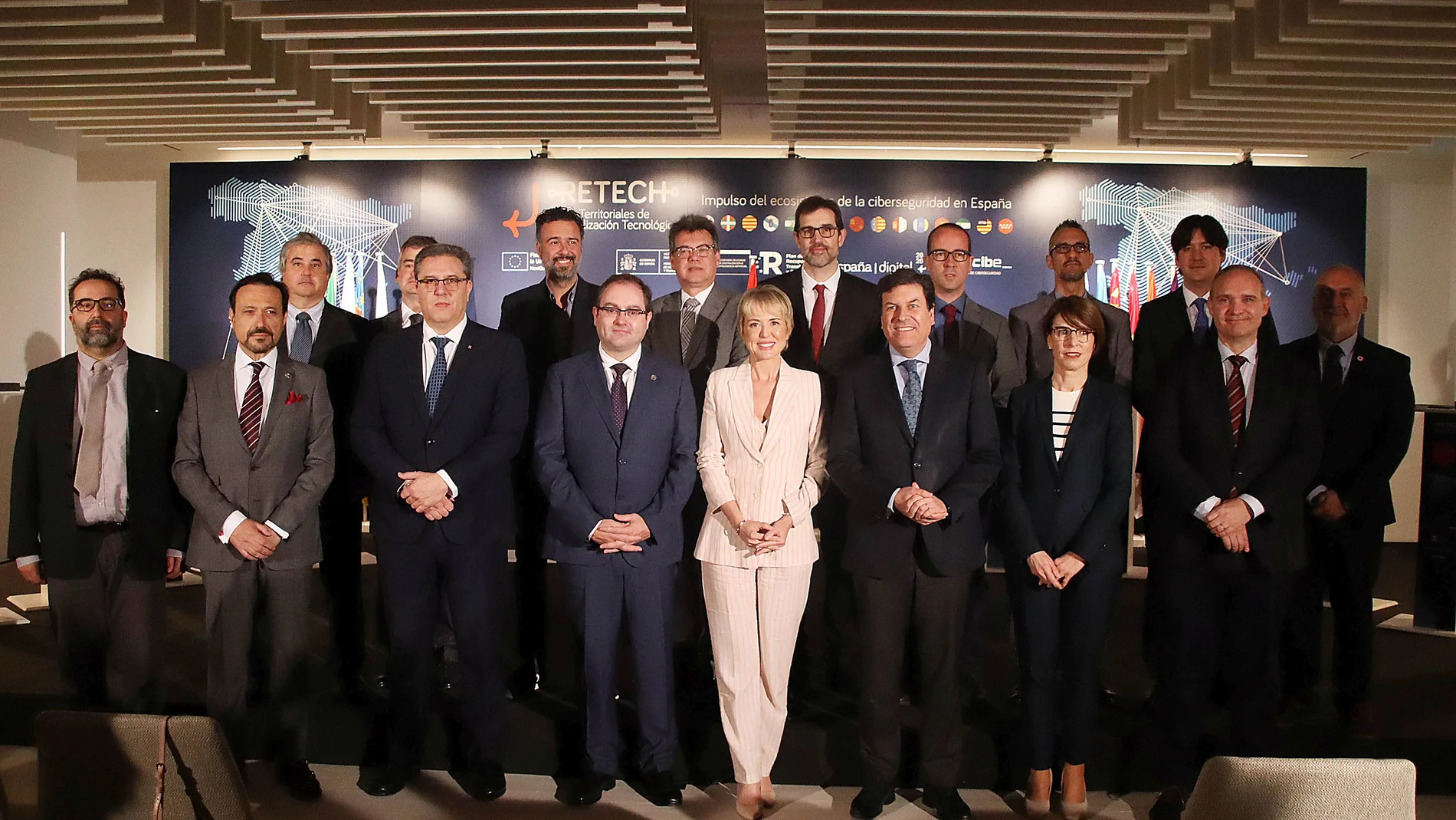 Foto de familia del consejero Fernández Carriedo y la secretaria de Estado Carme Artigas con los participantes en el Congreso