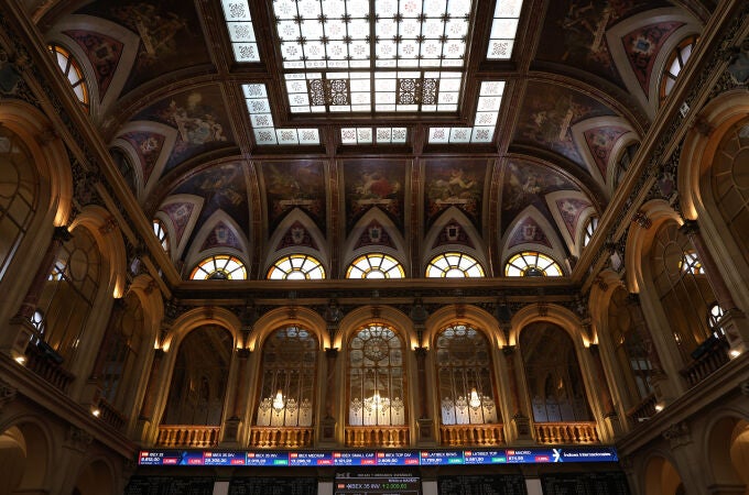 Economía/Bolsa.- El Ibex 35 cede un 0,5% en la apertura y se mantiene por debajo de los 9.000 puntos