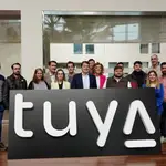 Mañueco y Suárez-Quiñones junto con varios jóvenes en la presentación del Plan &quot;Tuya&quot;