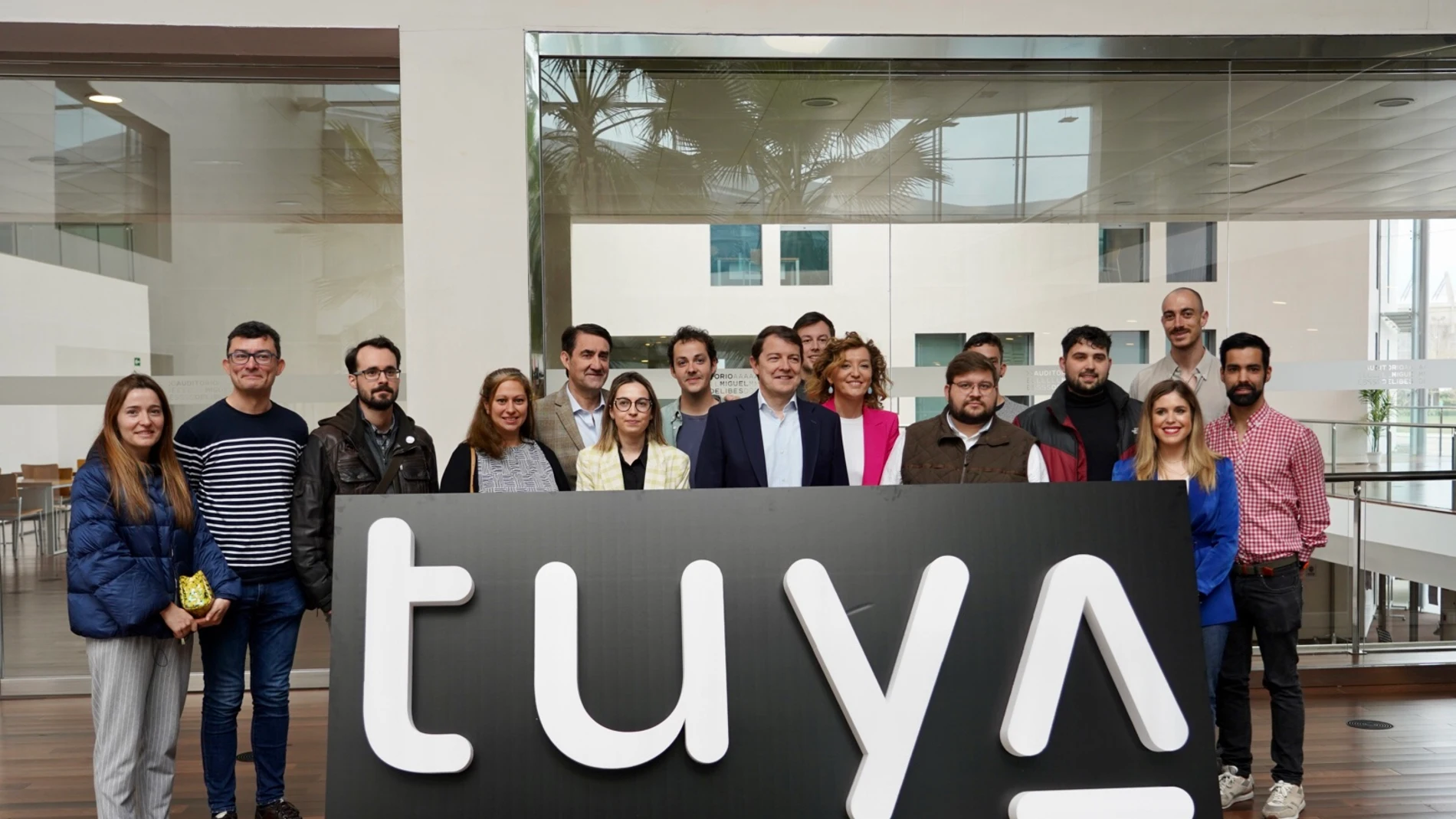 Mañueco y Suárez-Quiñones junto con varios jóvenes en la presentación del Plan "Tuya"