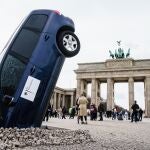 Berlín (Alemania), 22/03/2023.- Una instalación de Greenpeace muestra un todocamino que se estrelló contra el suelo ante la Puerta de Brandenburgo, como parte de una protesta contra el bloqueo alemán a una eliminación europea de los motores de combustión, en Berlín. Alemania