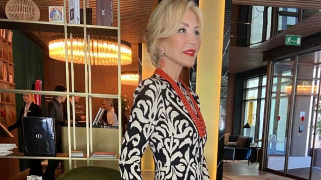 Carmen Lomana con sandalias doradas para emepzar la Feria de Abril.