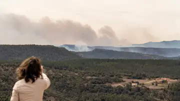 Medio aéreos y terrestres trabajaban ayer para apagar las llamas en el Alto Mijares