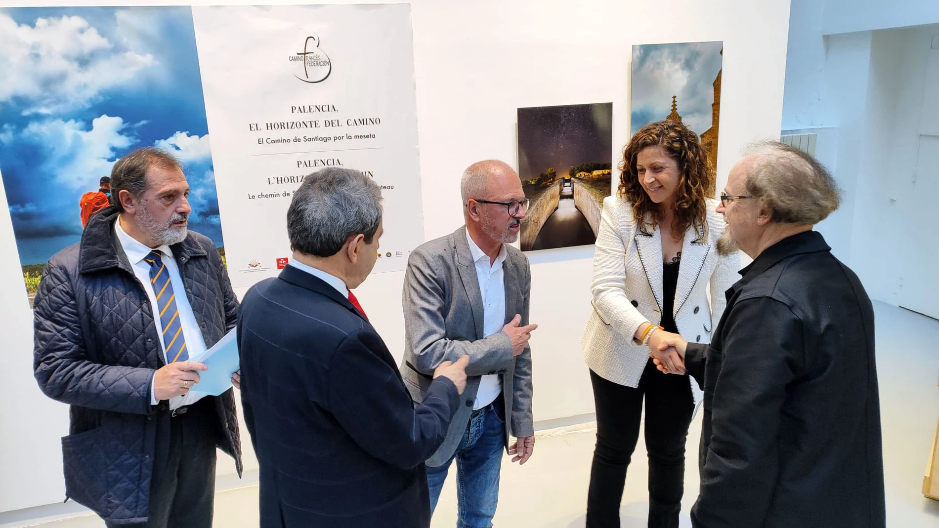 Miembros de las asociaciones jacobeas españolas y francesas durante la inauguración de la exposición 'Palencia, Horizonte del Camino de Santiago'.