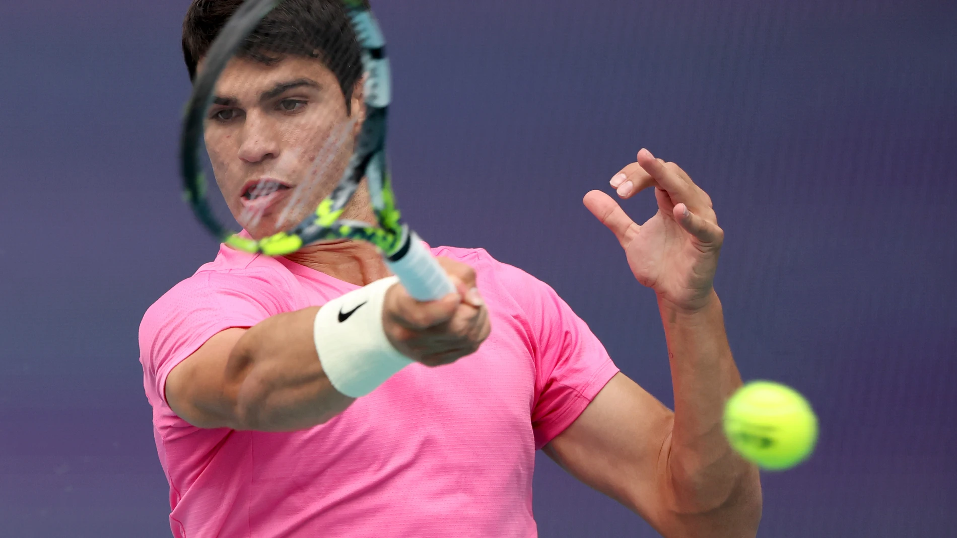 24 March 2023, US, Miami Gardens: Spanish tennis player Carlos Alcaraz in action against Argentina's Facundo Bagnis during their men's singles round of 64 tennis match of the Miami Open at Hard Rock Stadium. Photo: -/SMG via ZUMA Press Wire/dpa 24/03/2023 ONLY FOR USE IN SPAIN