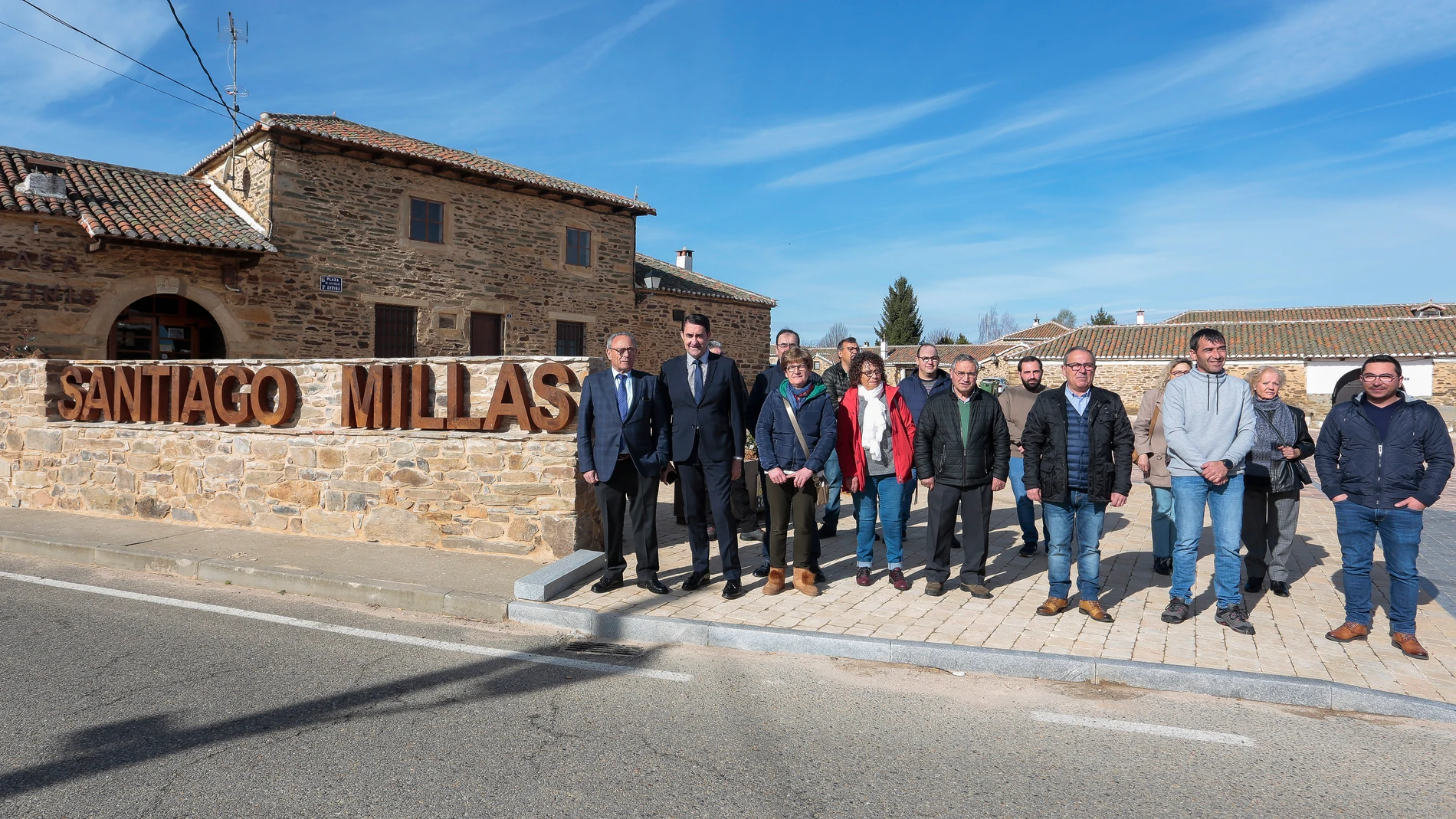 Suárez-Quiñones inaugura la nueva plaza en este pequeño municipio leonés