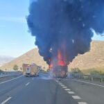 Imagen del incendio del autobús en plena carretera