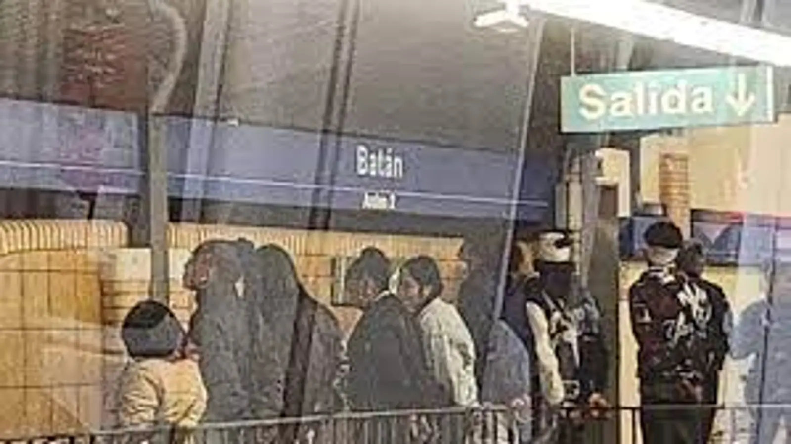 VER VIDEO.  Una reyerta entre bandas en la estación de Batán obliga a cortar la Línea 10 del Metro