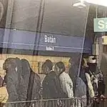 Una reyerta entre bandas en la estación de Batán obliga a cortar la Línea 10 del Metro