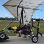 Cuba/EEUU.- Dos emigrantes cubanos llegan en un ala delta motorizado a un aeropuerto de Florida