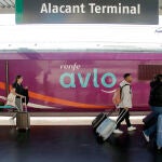 Los trenes AVE de bajo coste de Renfe llegan a Alicante de Madrid por primera vez.