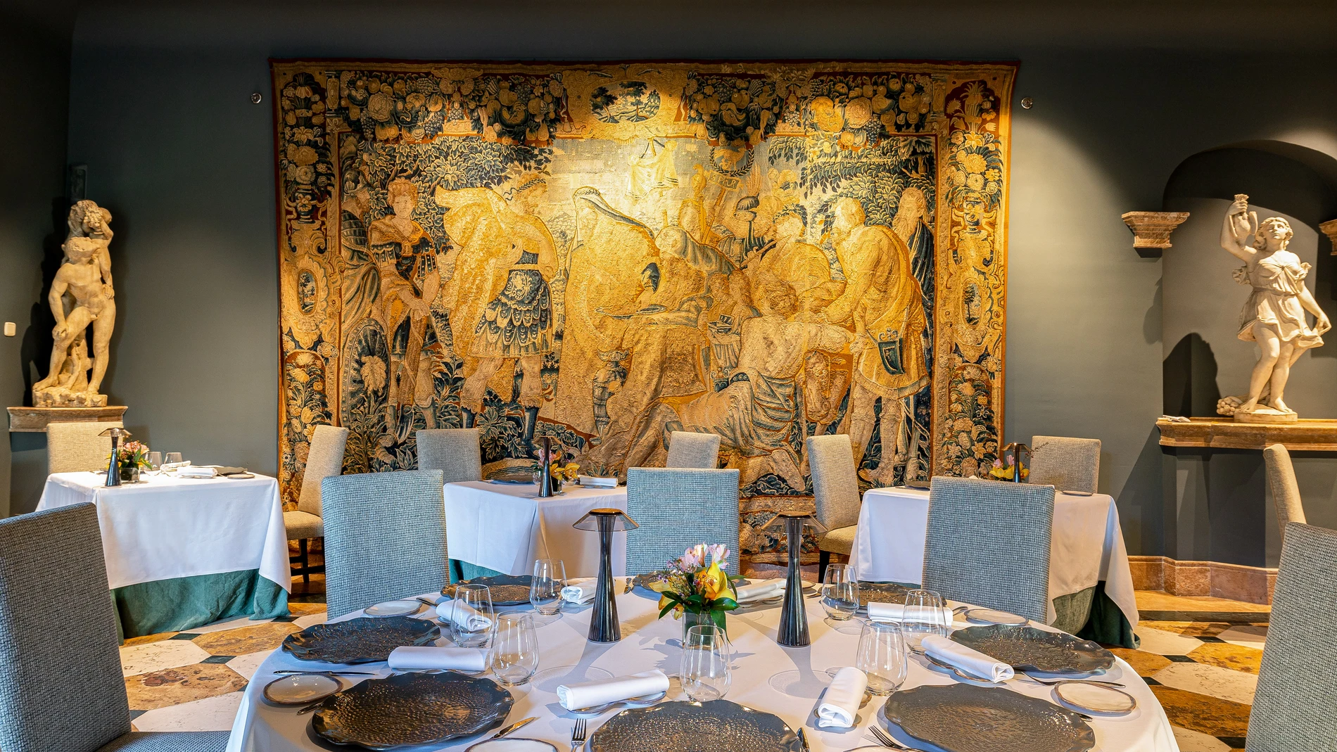 Tapices centenarios y obras de arte adornan las paredes de este restaurante