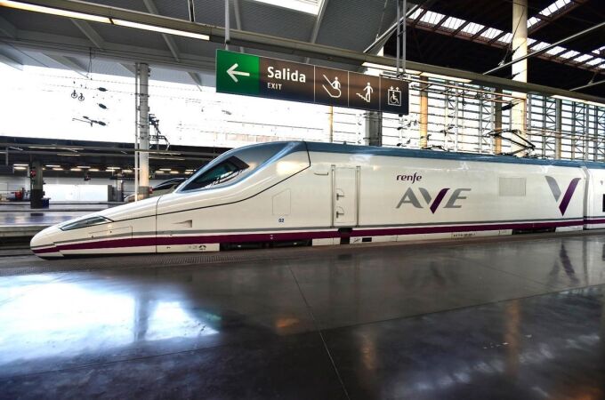 Las fuentes de Renfe afirman que, como consecuencia de la avería, el tren de AVE ha quedado parado