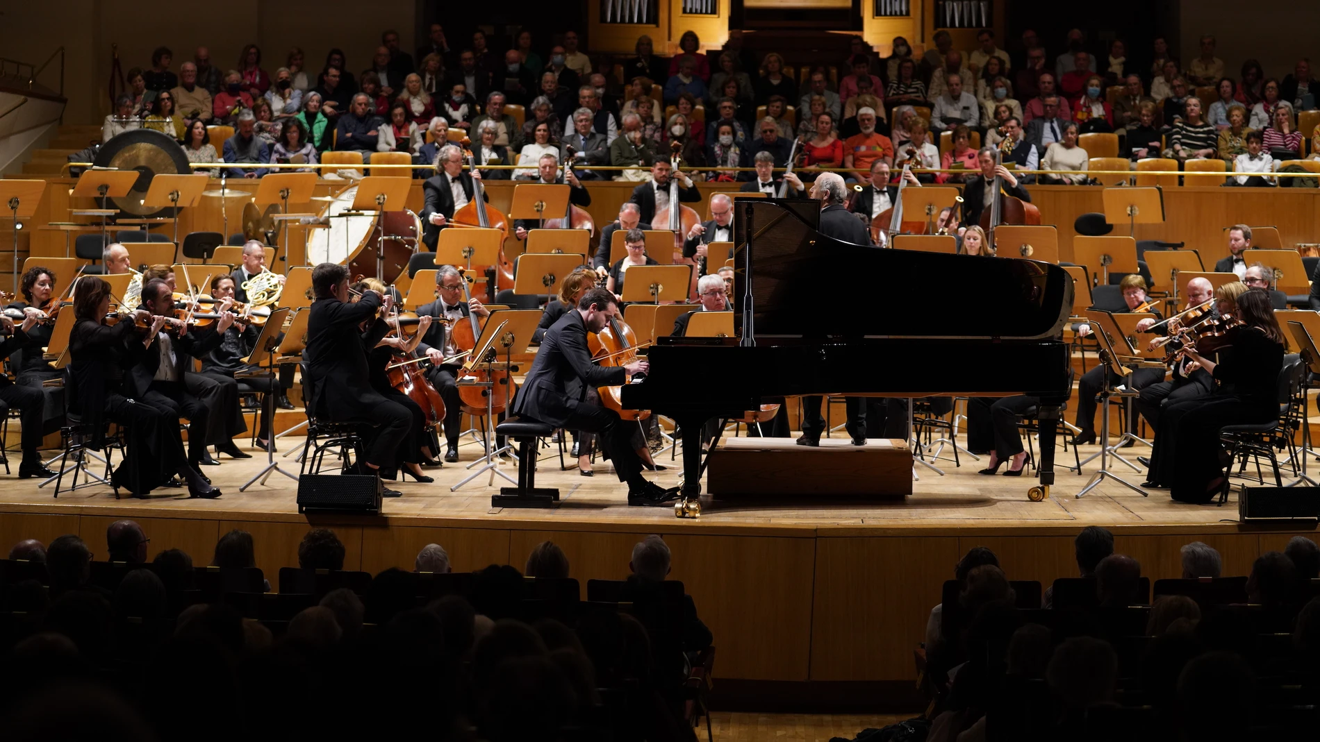 El pianista Francesco Piemontesi junto a miembros de la Budapest Festival Orchestra durante su actuación en el Auditorio Nacional