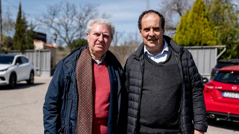 El exministro César Antonio Molina y el hijo de Enrique Múgica, José María, camino del encuentro con veteranos socialistas