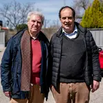 El exministro César Antonio Molina y el hijo de Enrique Múgica, José María, camino del encuentro con veteranos socialistas