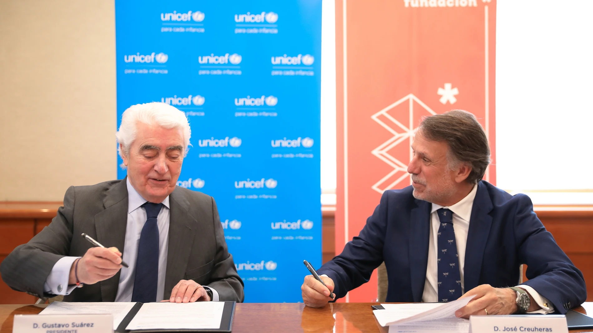 Gustavo Suárez y José Creuheras durante la firma del Memorando de Entendimiento entre la Fundación Atresmedia y Unicef España 