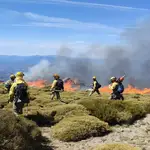 Medios terrestres trabajan en sofocar un incendio forestal declarado en Candelario (Salamanca)