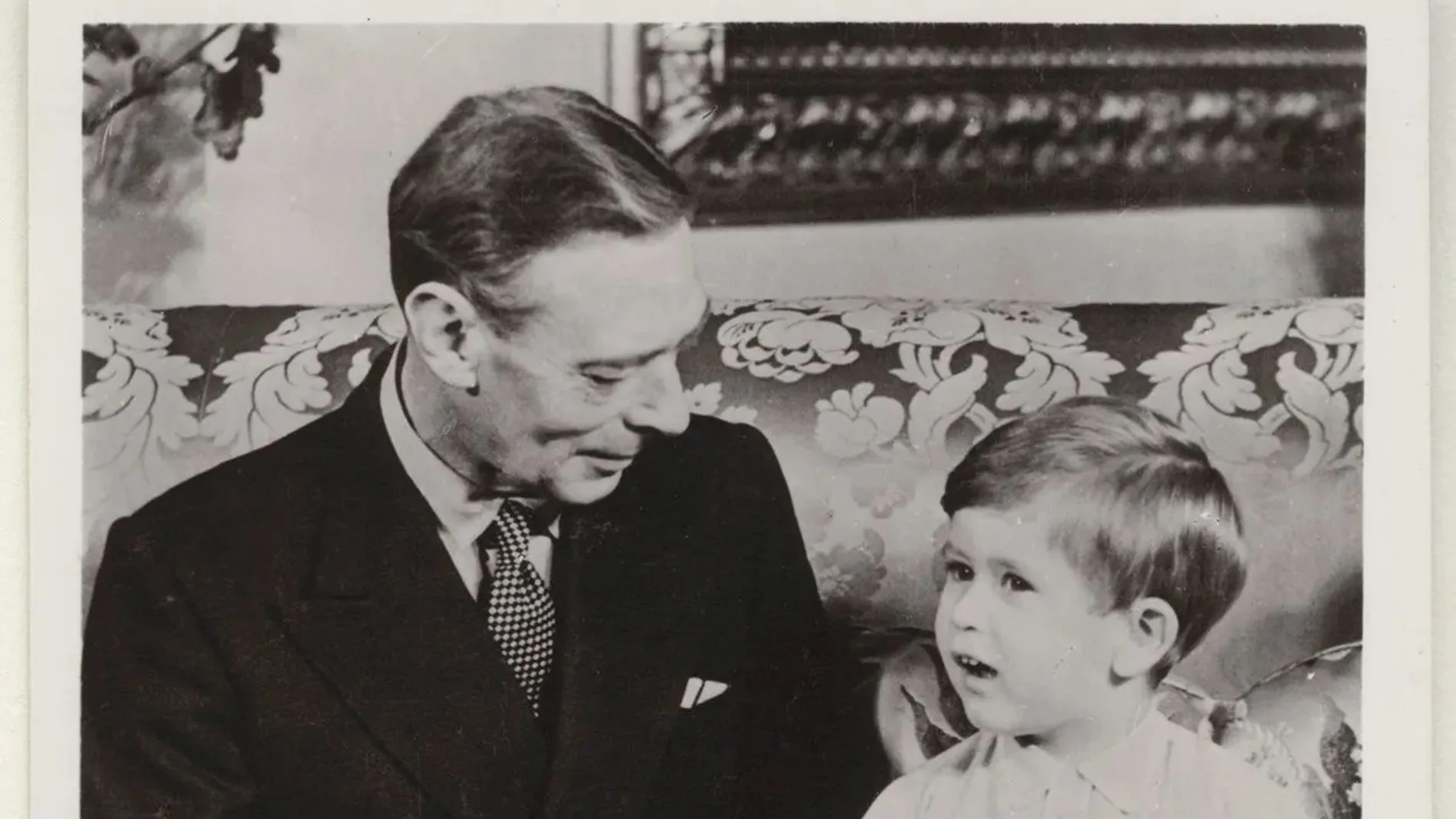 El príncipe Carlos con el rey Jorge VI de Inglaterra