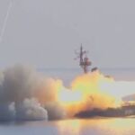 Un barco ruso lanza un misil de crucero antibuque "Mosquito" sobre el Mar de Japón