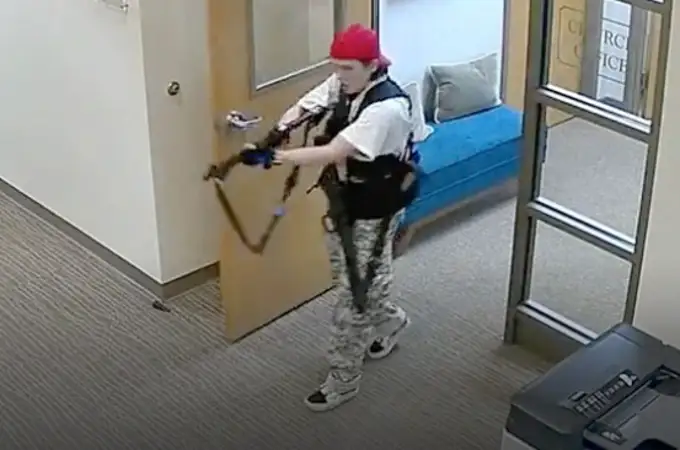 El video de la tiradora de Nashville entrando con un fusil automático en la escuela para perpetrar una matanza