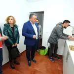 Eduardo Morán visita junto a Silvia Franco las nuevas instalaciones del centro apícola de Camponaraya