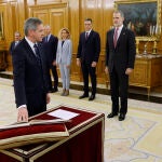 El nuevo ministro de Sanidad, Consumo y Bienestar, José Manuel Miñones (2i), jura o promete su cargo ante el rey Felipe VI