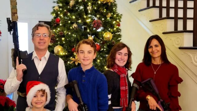 Andy Ogles con su familia en la felicitación navideña portando armas