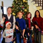 Andy Ogles con su familia en la felicitación navideña portando armas