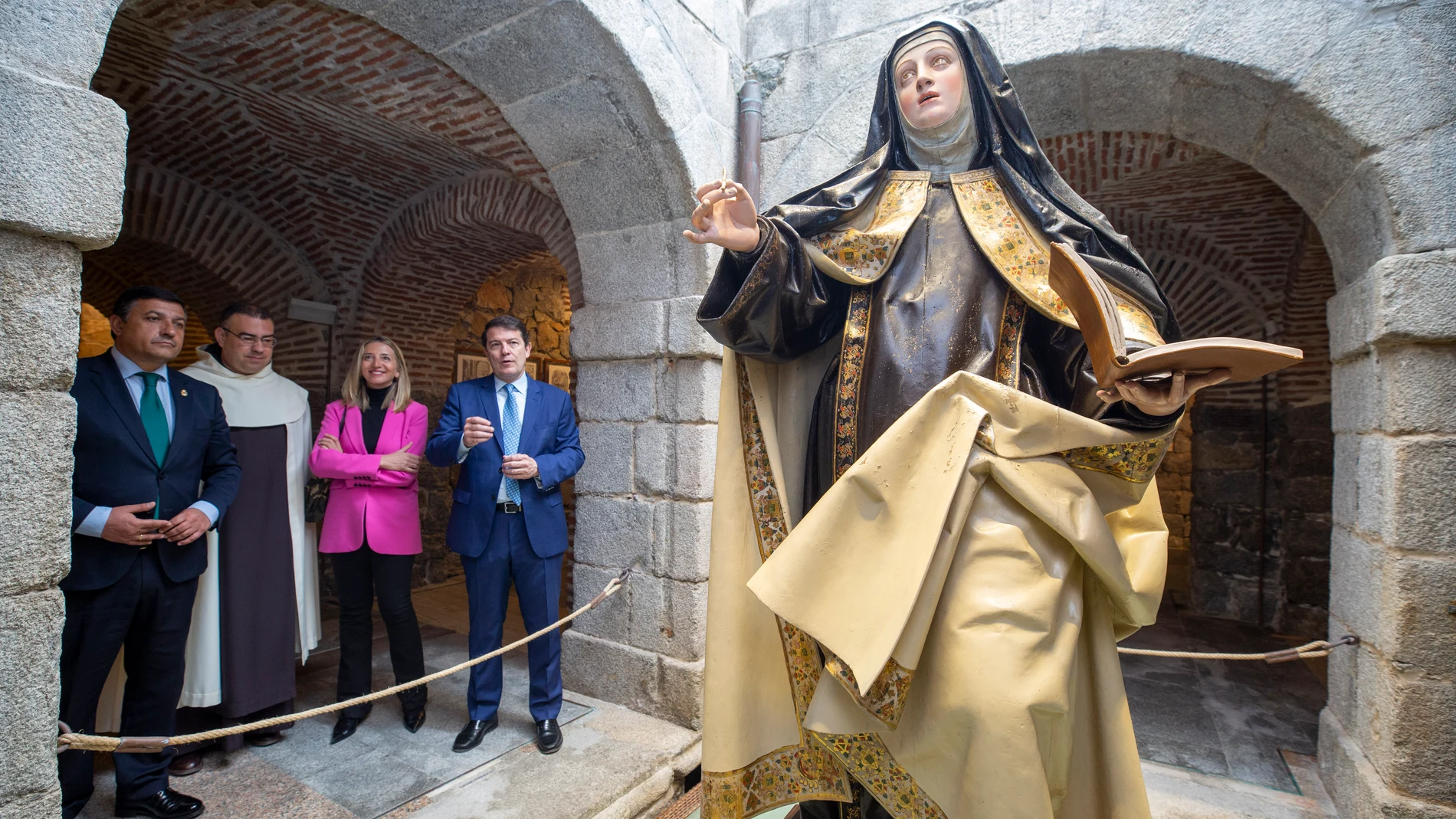 Mañueco visita la Basílica de la Santa junto a Carlos García y Alicia García