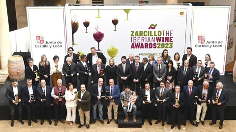 Foto de familia del vicepresidente y el consejero Gerardo Dueñas con bodegueros y productores premiados en los Zarcillo