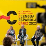 Santiago Muñoz Machado, en el centro, con Teresa Cabré y Víctor Freixanes,