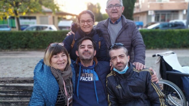 Vicente, en el centro, junto a su madre Priscila (izda.), su hermano Javier (dcha.), su padre Antonio y su hermana María Asunción, en 2021