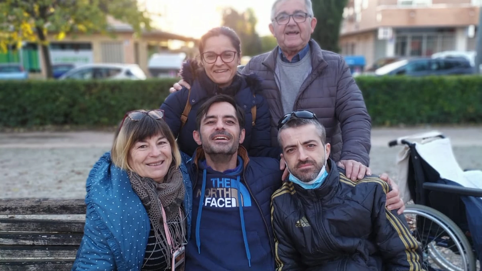 Vicente, en el centro, junto a su madre Priscila (izda.), su hermano Javier (dcha.), su padre Antonio y su hermana María Asunción, en  2021