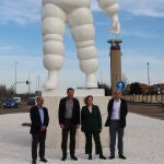 l alcalde de Valladolid, Óscar Puente, acompañado por Mª Paz Robina, Directora General de Michelin España Portugal, y Bruno Arias, Director de la fábrica de Michelin Valladolid, inauguran la Glorieta de Bibendum en Valladolid