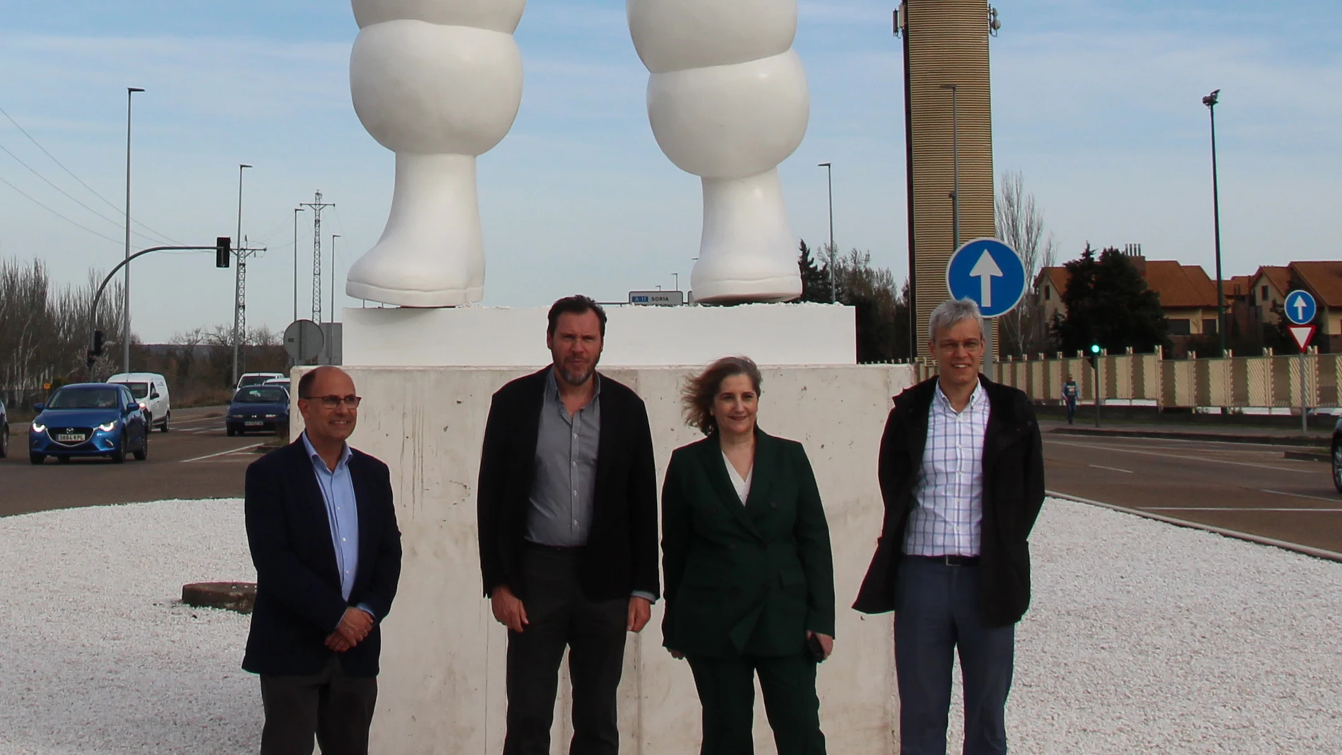 l alcalde de Valladolid, Óscar Puente, acompañado por Mª Paz Robina, Directora General de Michelin España Portugal, y Bruno Arias, Director de la fábrica de Michelin Valladolid, inauguran la Glorieta de Bibendum en Valladolid