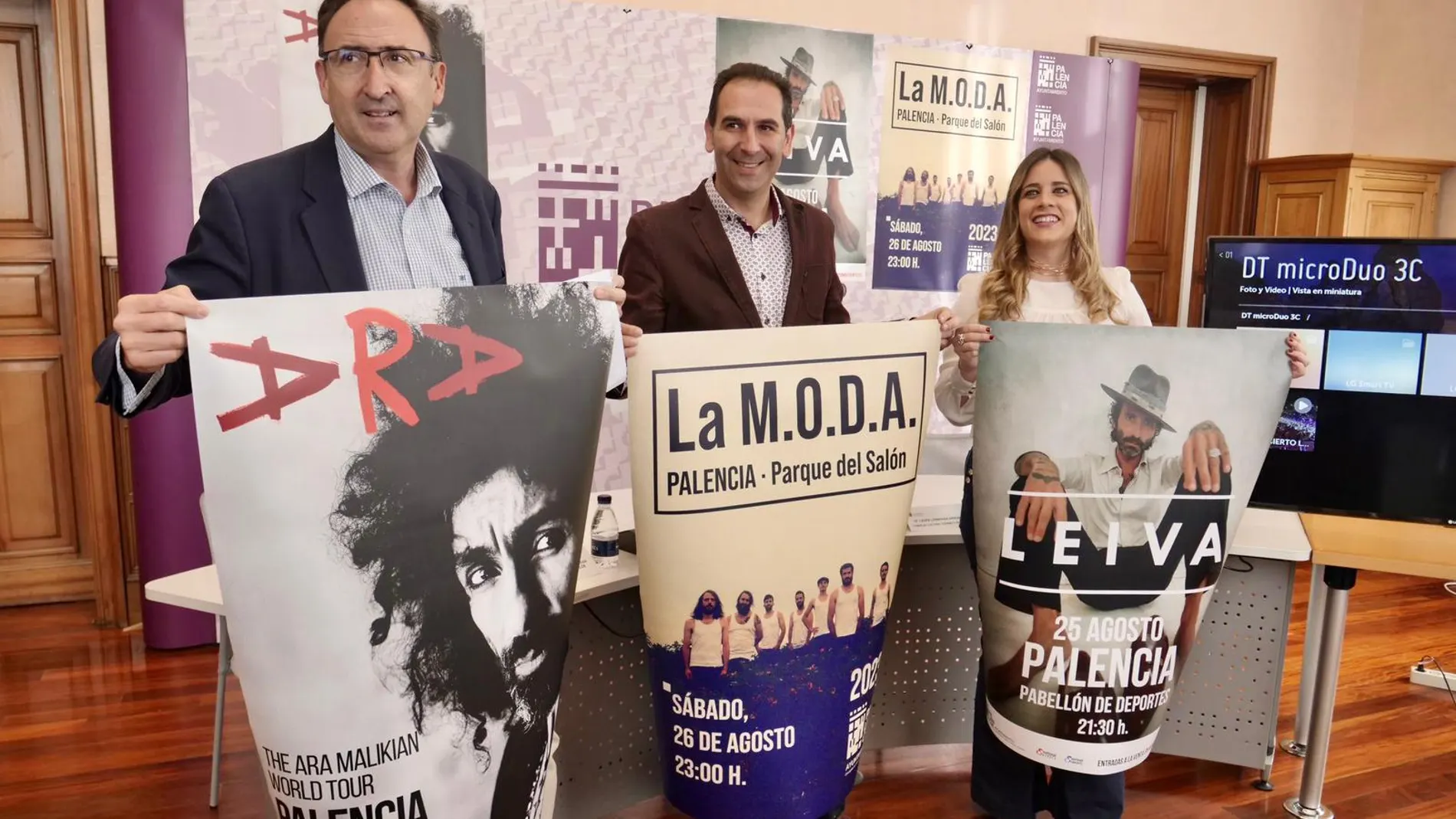 El alcalde Mario Simón y los concejales Alfonso Polanco y Laura Lombraña presentan el cartel de conciertos