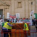 El Sindicato Médico Andaluz protesta a las puertas de San Telmo mientras operarios colocan sillas de Semana Santa