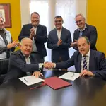 El presidente de la Cámara de Comercio de Alicante, Carlos Baño, y el alcalde de Mutxamel, Sebastián Cañadas, se dan la mano tras firmar el convenio