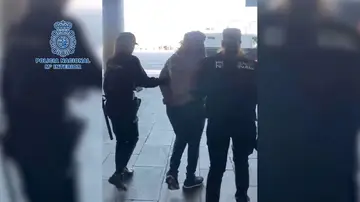 Momento de la detención en el aeropuerto