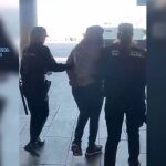 Momento de la detención en el aeropuerto