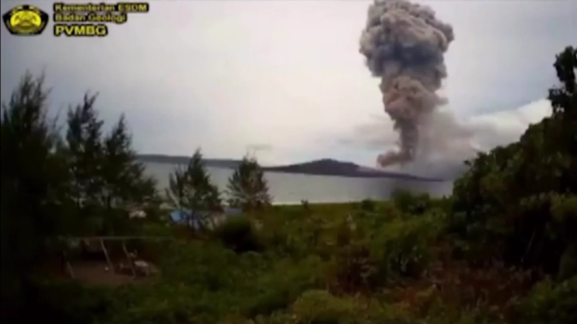 El volcán indonesio Anak Krakatoa entra en erupción y lanza nubes de ceniza
