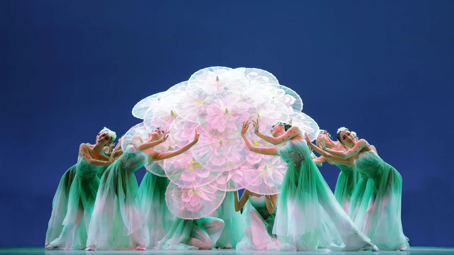 Danza "Falda voladora ardiente", interpretado por: China Oriental Performing Group