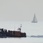 R.Unido.- Reino Unido plantea utilizar bases militares en desuso y barcos para acoger a inmigrantes