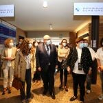  El consejero de Sanidad, Alejandro Vázquez Ramos, junto a la alcaldesa de Bembibre (León), Silvia Cao, durante su visita al nuevo Centro de Salud de la localidad