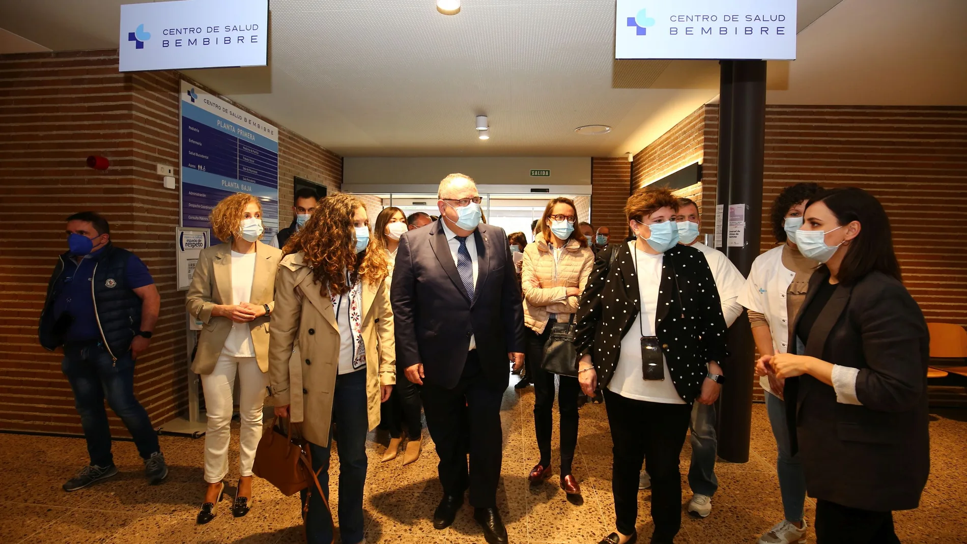 El consejero de Sanidad, Alejandro Vázquez Ramos, junto a la alcaldesa de Bembibre (León), Silvia Cao, durante su visita al nuevo Centro de Salud de la localidad