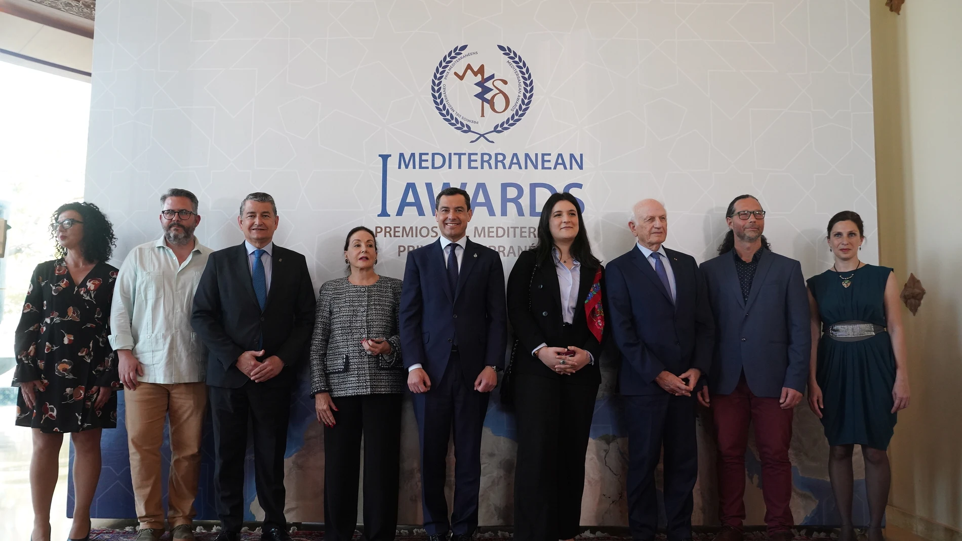 Foto de familia de los premiados junto al presidente de la Junta, Juanma Moreno